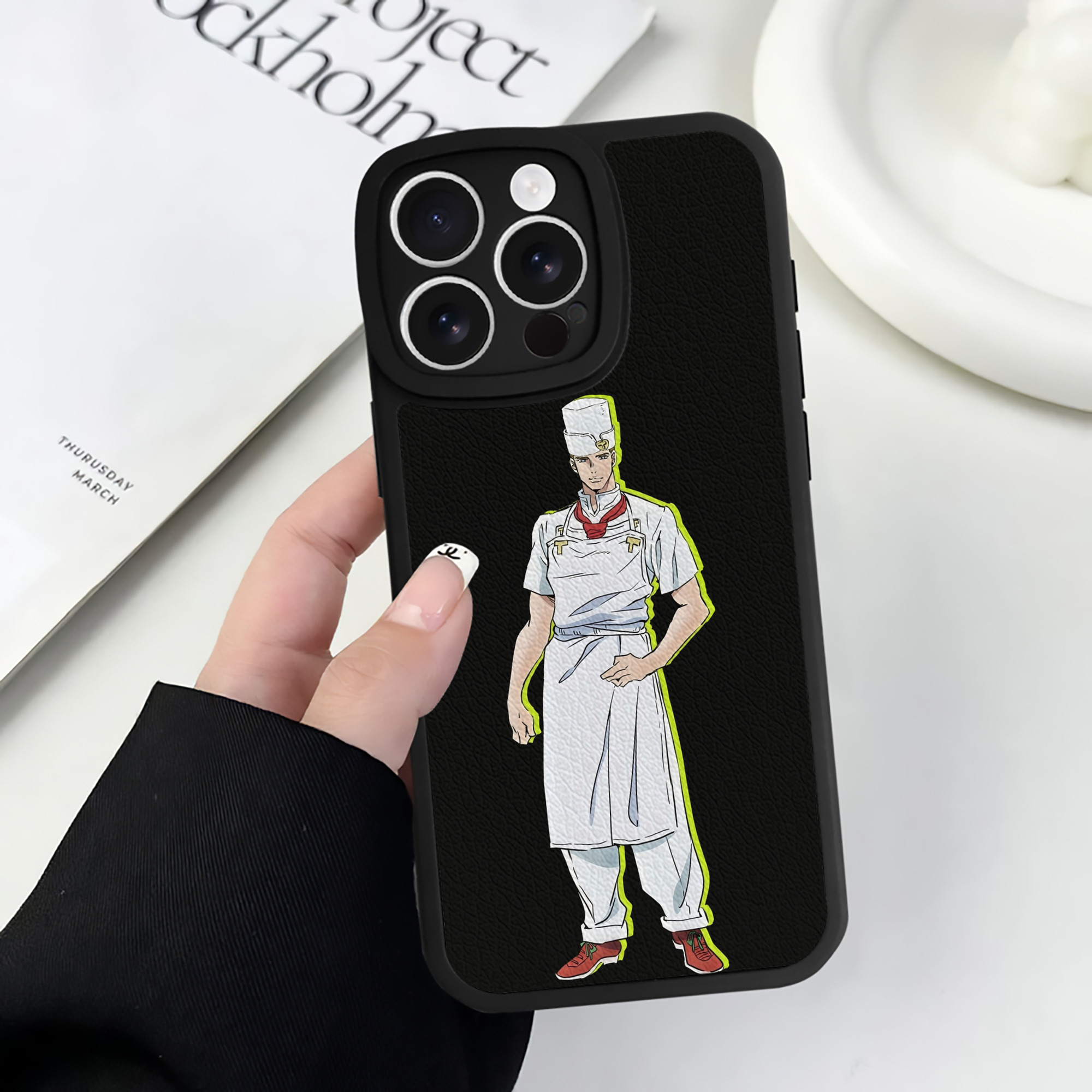 （画像用） ジョジョの奇妙な冒険 Tonio Trussardi JoJo's Bizarre Adventure トニオ?トラッサルディ 【iPhone 16シリーズ対応】シリコンスマホケース（レザー調） 材質：シリコン